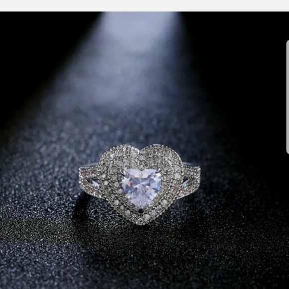 New gorgeous S925 stamped white sapphire ring - Picture 4 of 8